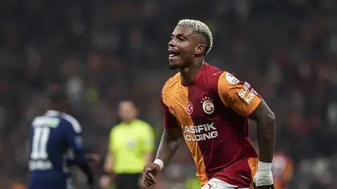 Galatasaray teknik direktörü Okan Buruk ve futbolcuların antrenmanda görüntüsü