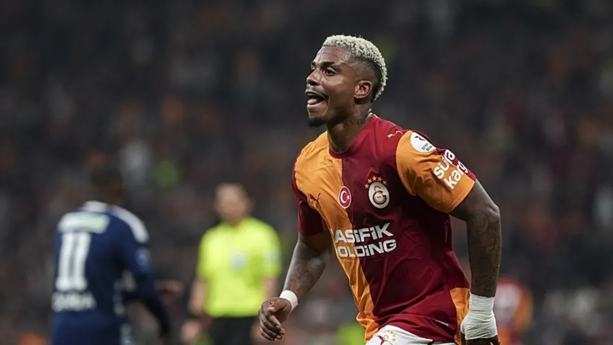 Galatasaray teknik direktörü Okan Buruk ve futbolcuların antrenmanda görüntüsü