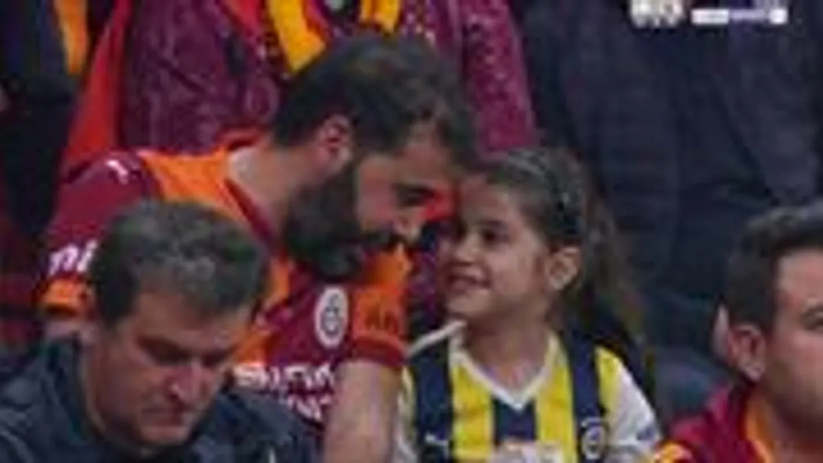 Galatasaray-Fenerbahçe derbisinde tribünlerdeki minik Fenerbahçe taraftarı