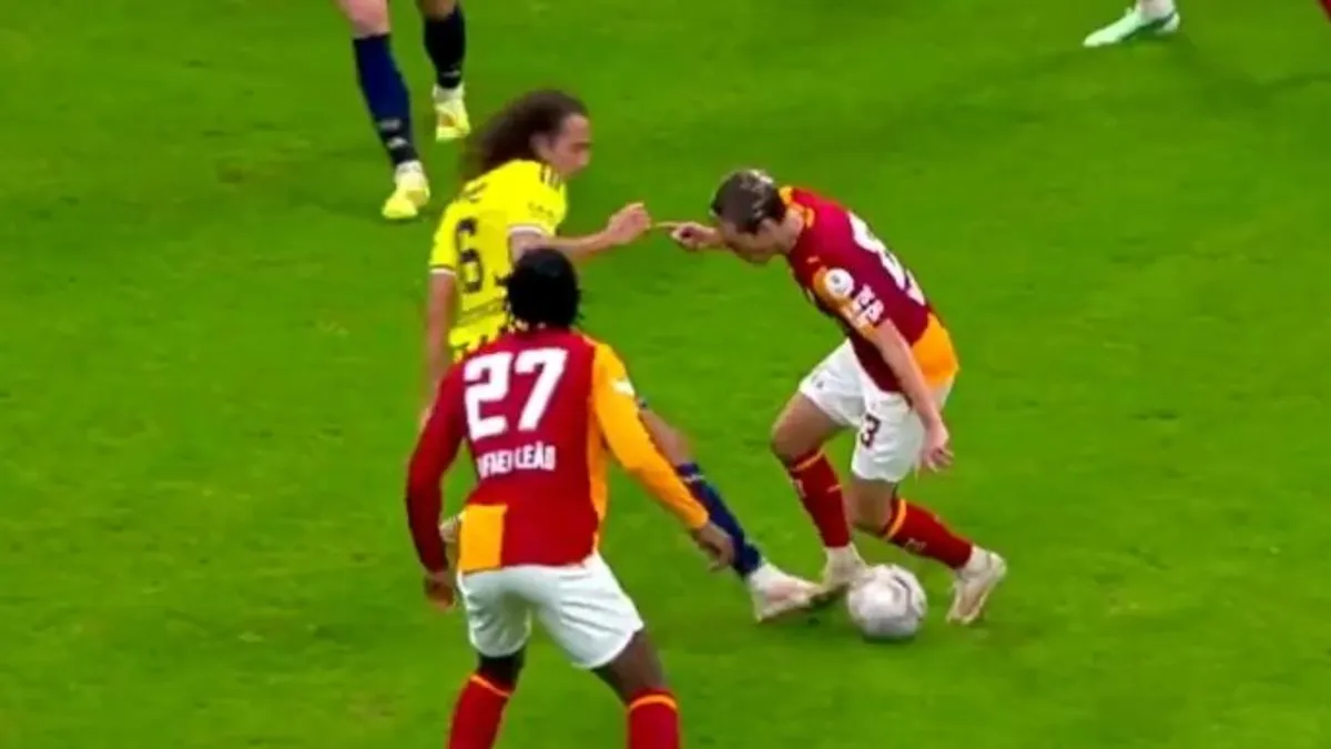 Galatasaray ile Fenerbahçe maçında hakem ve VAR incelemesi anı