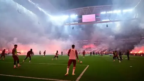 RAMS Park stadyumu önünde maç günü bulutlu hava