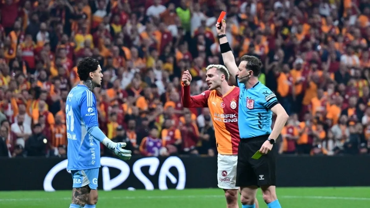 Galatasaray ile Fenerbahçe oyuncuları derbi esnasında hakem kararları tartışıyor