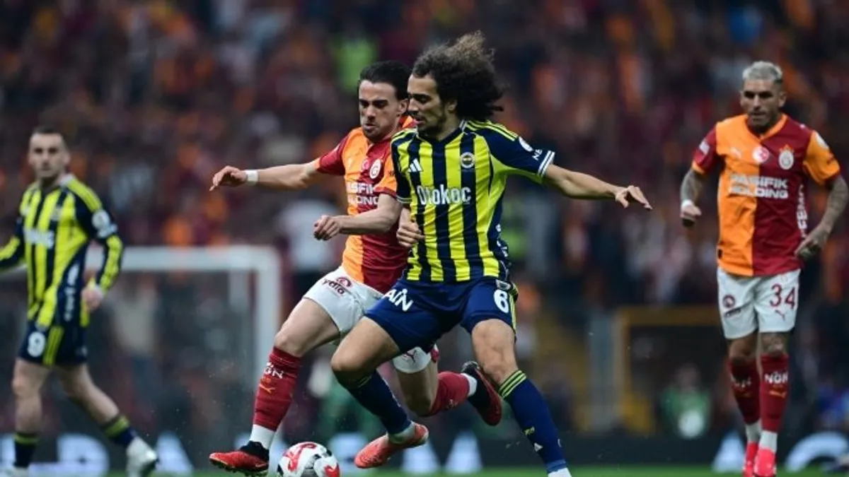 Galatasaray ve Fenerbahçe oyuncuları derbi öncesi ısınırken