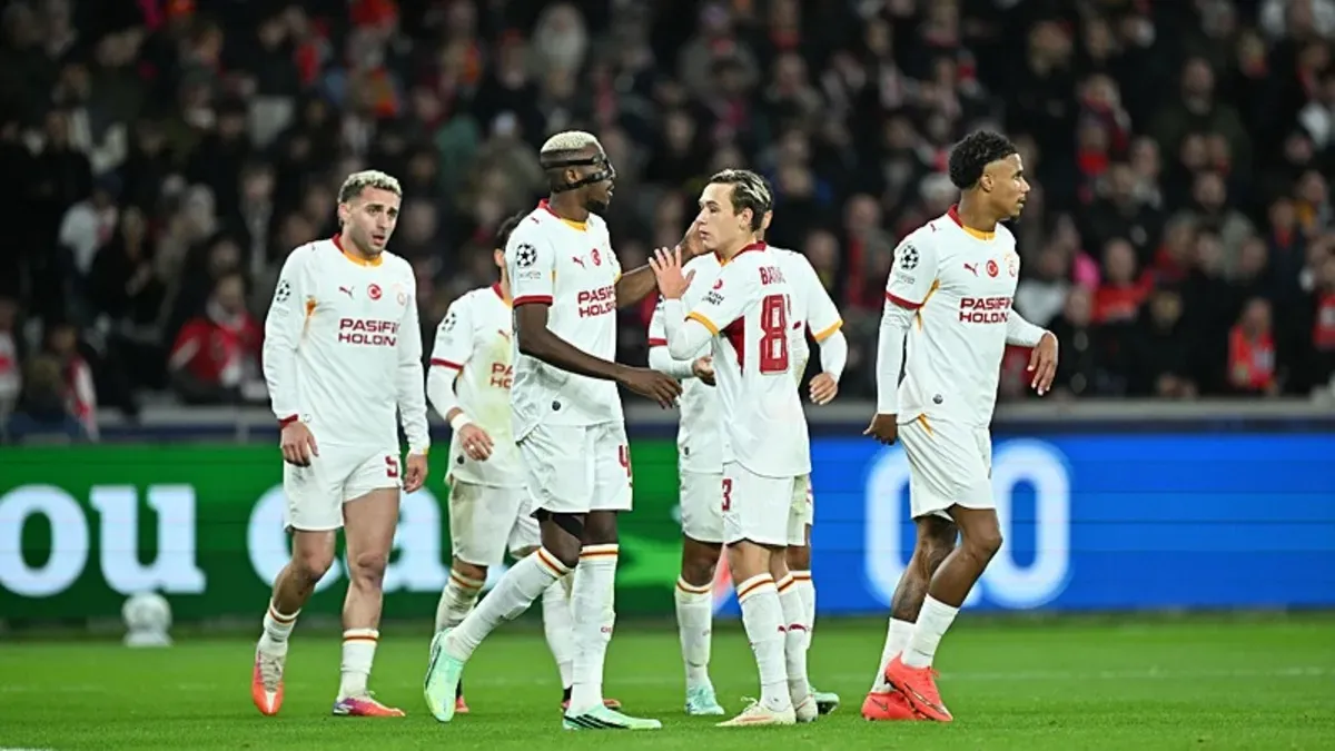 Okan Buruk oyuncularıyla toplantı yaparken, arka planda Galatasaray forması