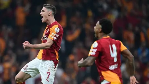 Galatasaray arması ve İngilizce X sosyal medya paylaşımı