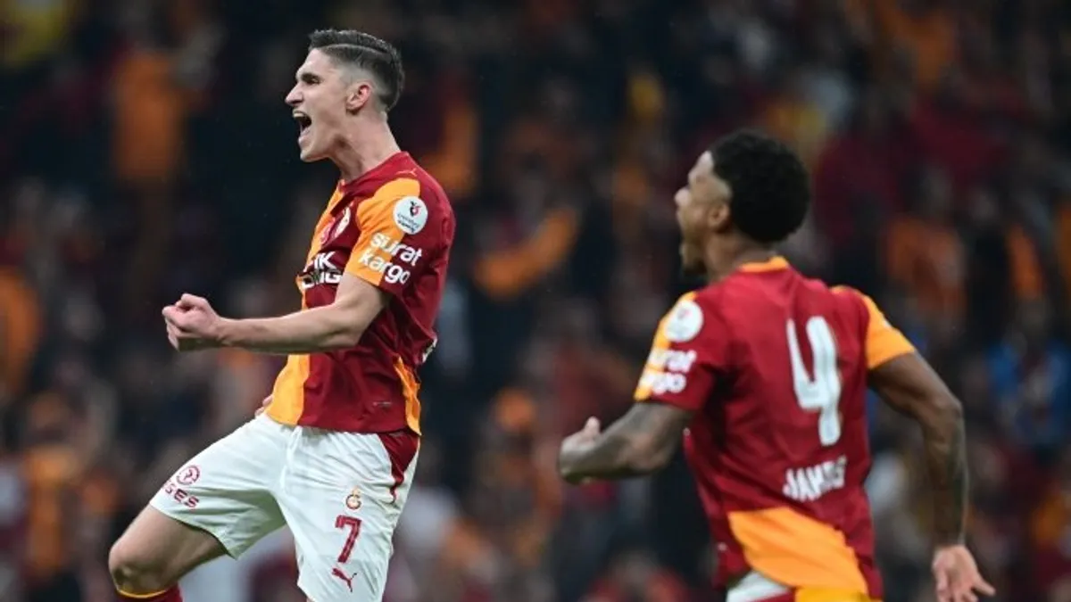 Galatasaray arması ve İngilizce X sosyal medya paylaşımı