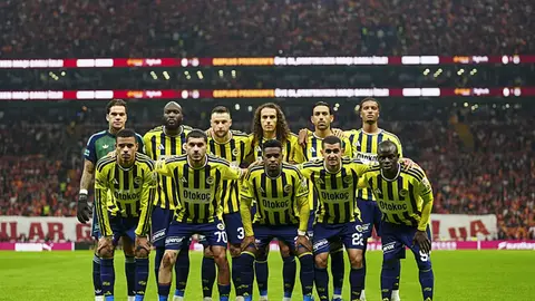Galatasaray ve Fenerbahçe oyuncuları derbi sırasında mücadele ederken