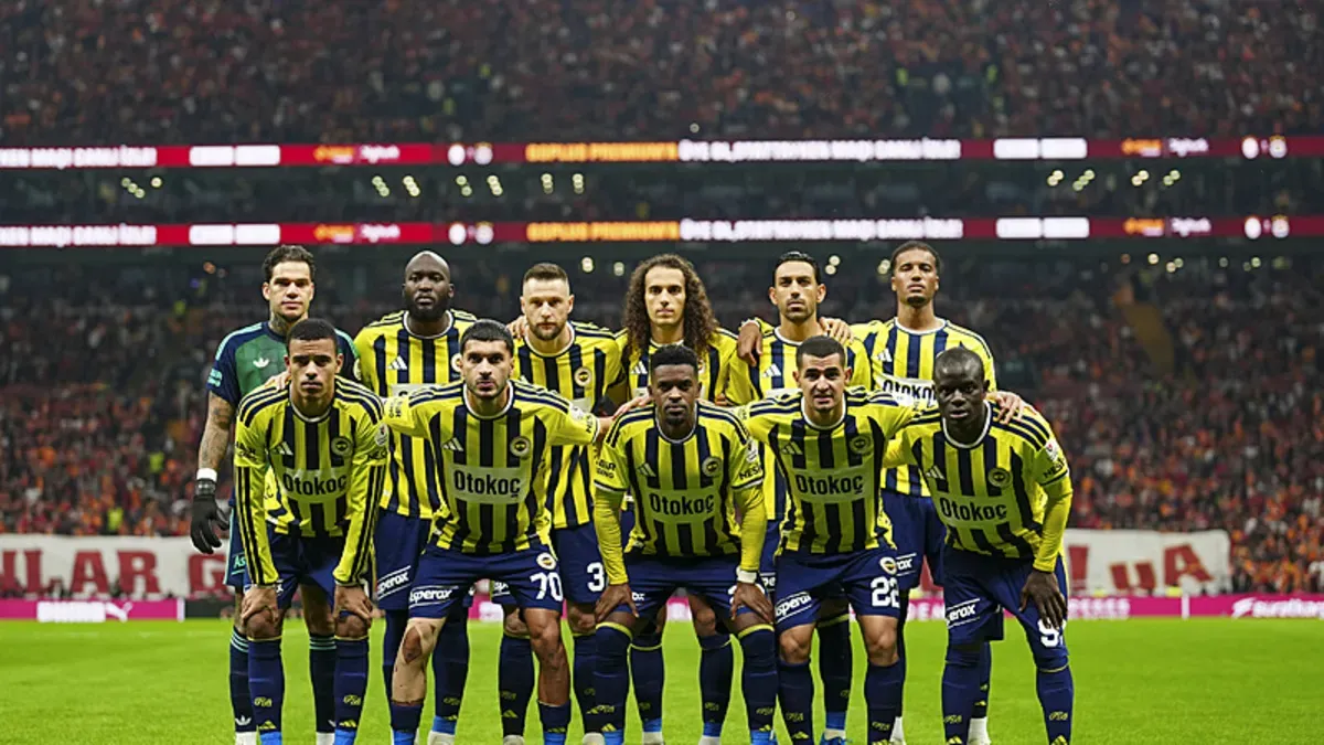 Galatasaray ve Fenerbahçe oyuncuları derbi sırasında mücadele ederken