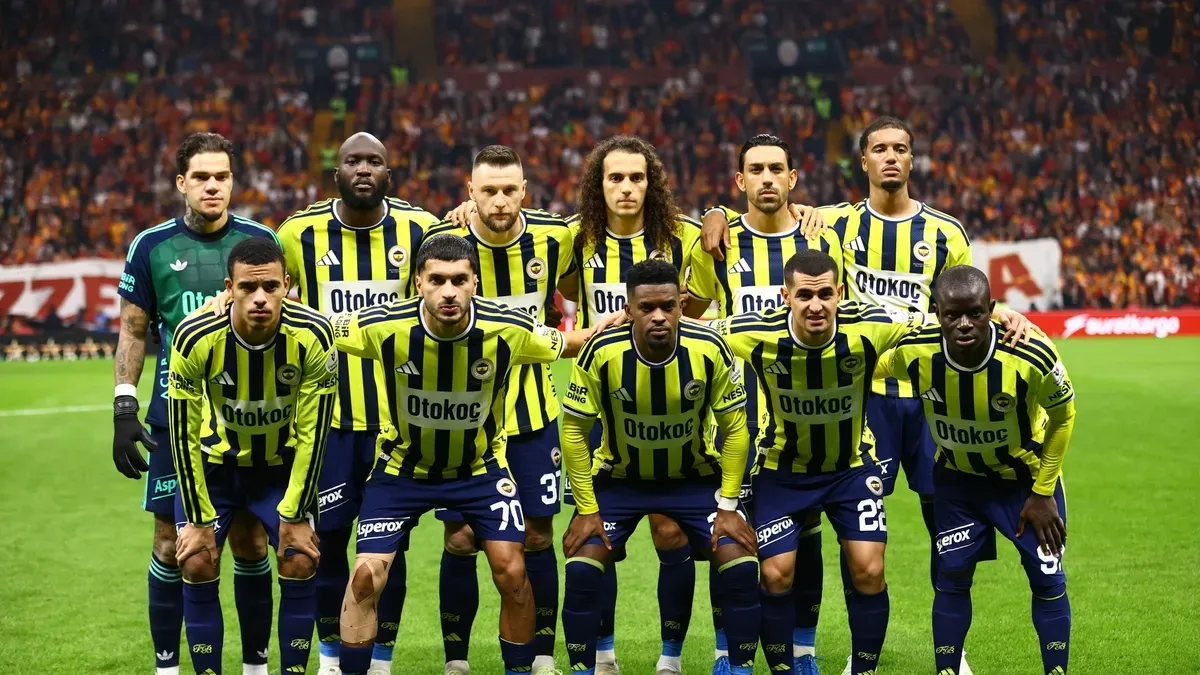 Galatasaray oyuncuları gol sevinci, Fenerbahçe savunması
