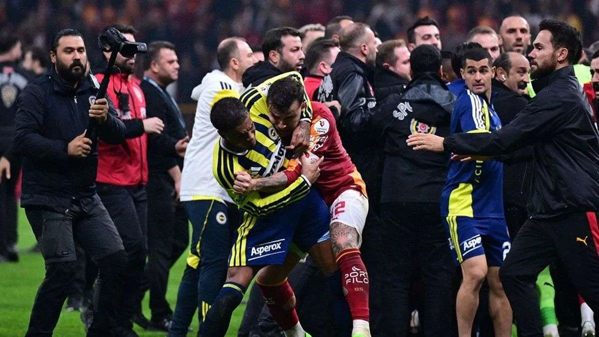 Victor Osimhen gol sevinci ve saha kenarında çıkan arbede