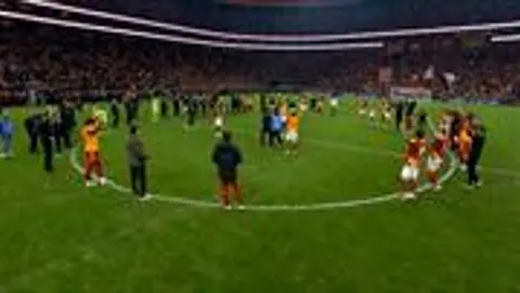 Galatasaraylı futbolcular orta sahada derbi galibiyetini kutlarken