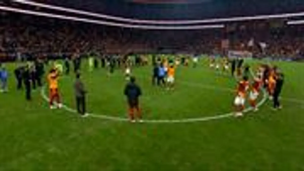 Galatasaraylı futbolcular orta sahada derbi galibiyetini kutlarken