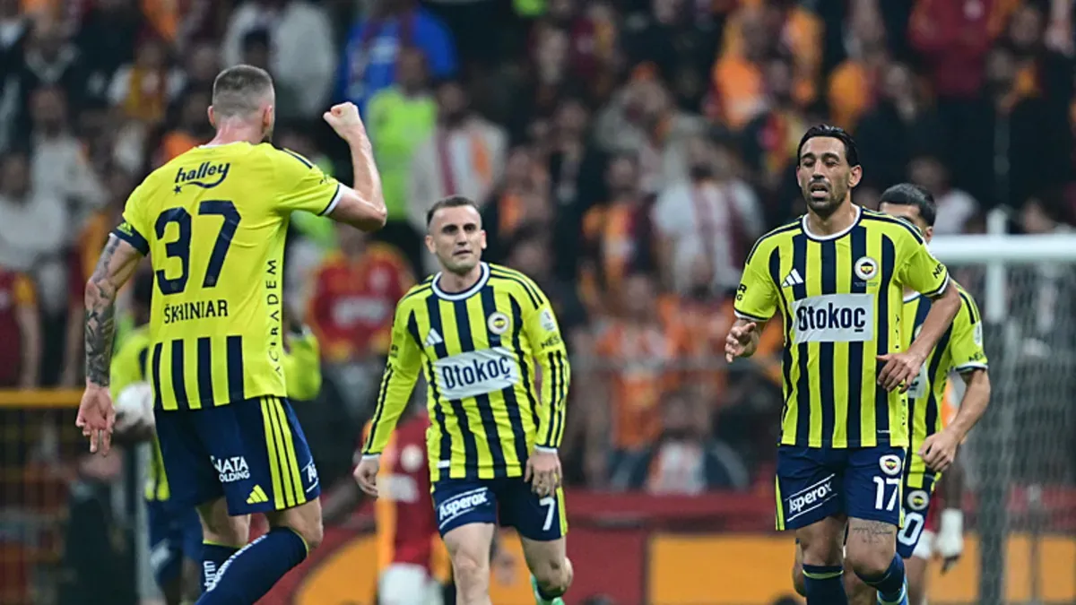 Galatasaray ve Fenerbahçe oyuncuları derbide mücadele ederken