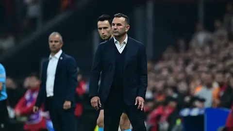 Galatasaraylı oyuncular derbi galibiyetini kutluyor