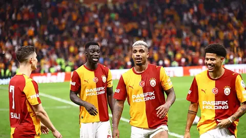 Galatasaray futbolcuları sevinç yaşarken stat görüntüsü