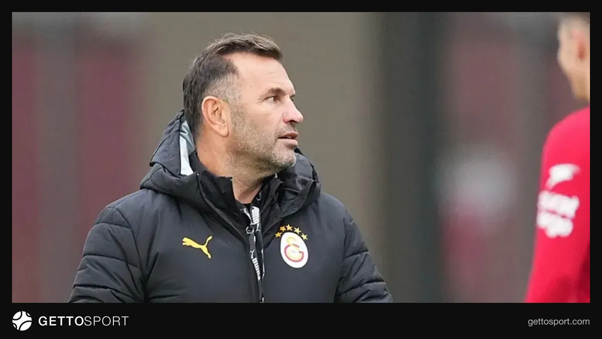 Galatasaray teknik direktörü Okan Buruk takım konuşması yaparken