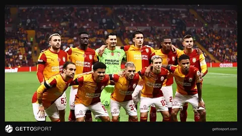 Galatasaray oyuncuları ısınma çalışması yaparken stadyum görüntüsü