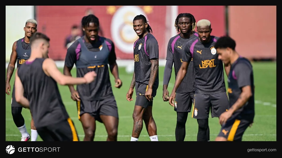 Galatasaray oyuncuları antrenmanda saha çalışması yaparken