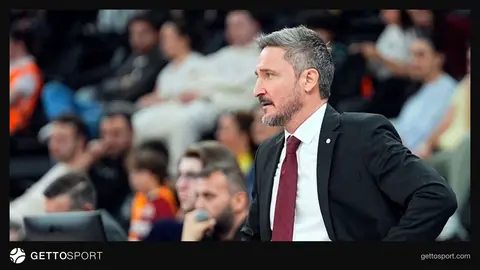 Gianmarco Pozzecco sahada takımını izlerken