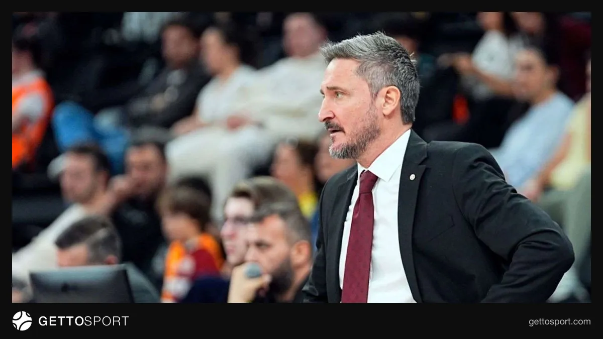 Gianmarco Pozzecco sahada takımını izlerken