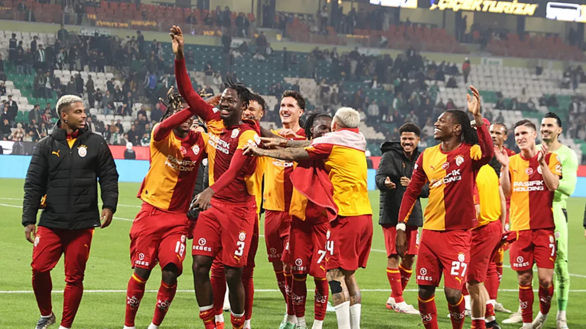 Galatasaray oyuncuları gol sevinci veya Ahmet Çakar maç yorumu yaparken