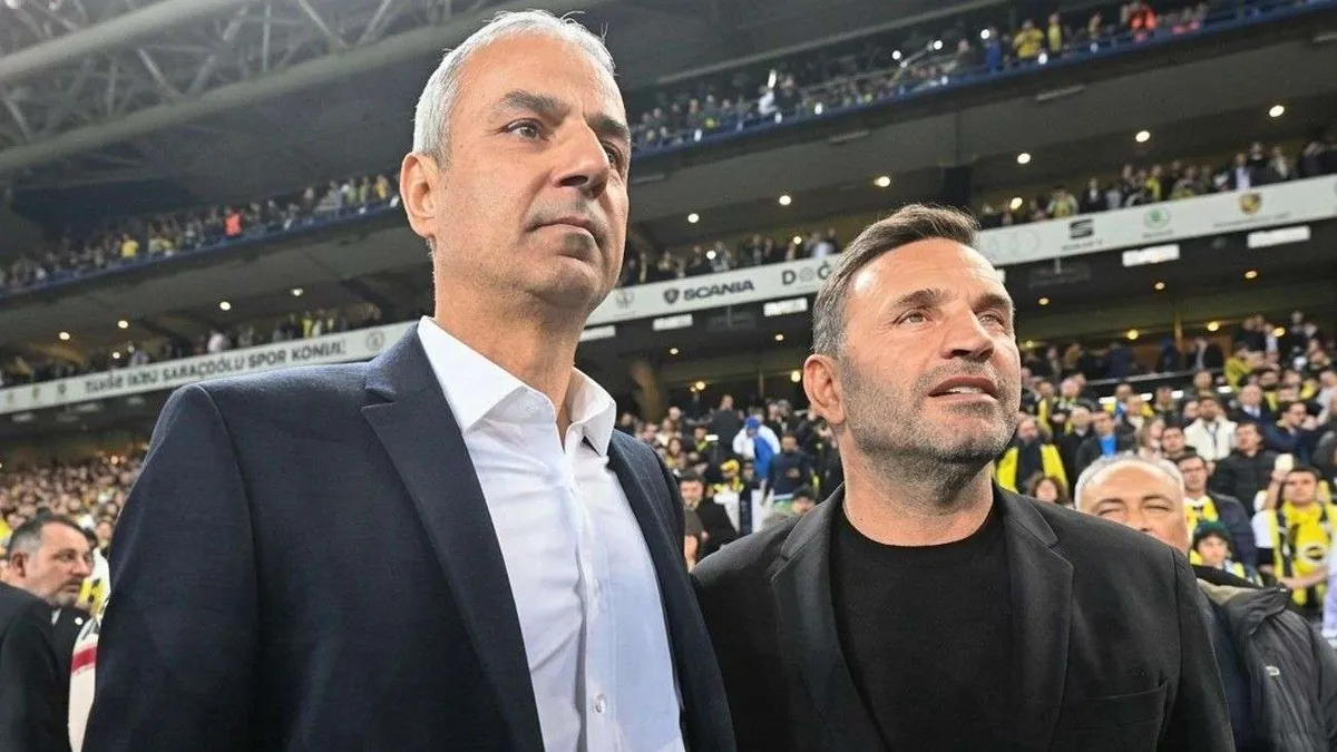 Rams Park Stadı önünde Galatasaray ve Fenerbahçe bayrakları