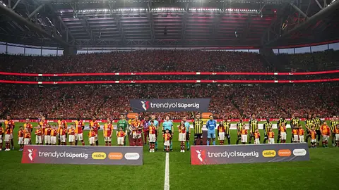 Galatasaray ve Fenerbahçe formalarıyla bir derbi görseli, RAMS Park stadyumu arka planında