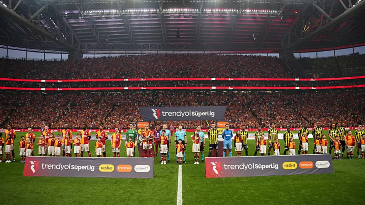 Galatasaray ve Fenerbahçe formalarıyla bir derbi görseli, RAMS Park stadyumu arka planında