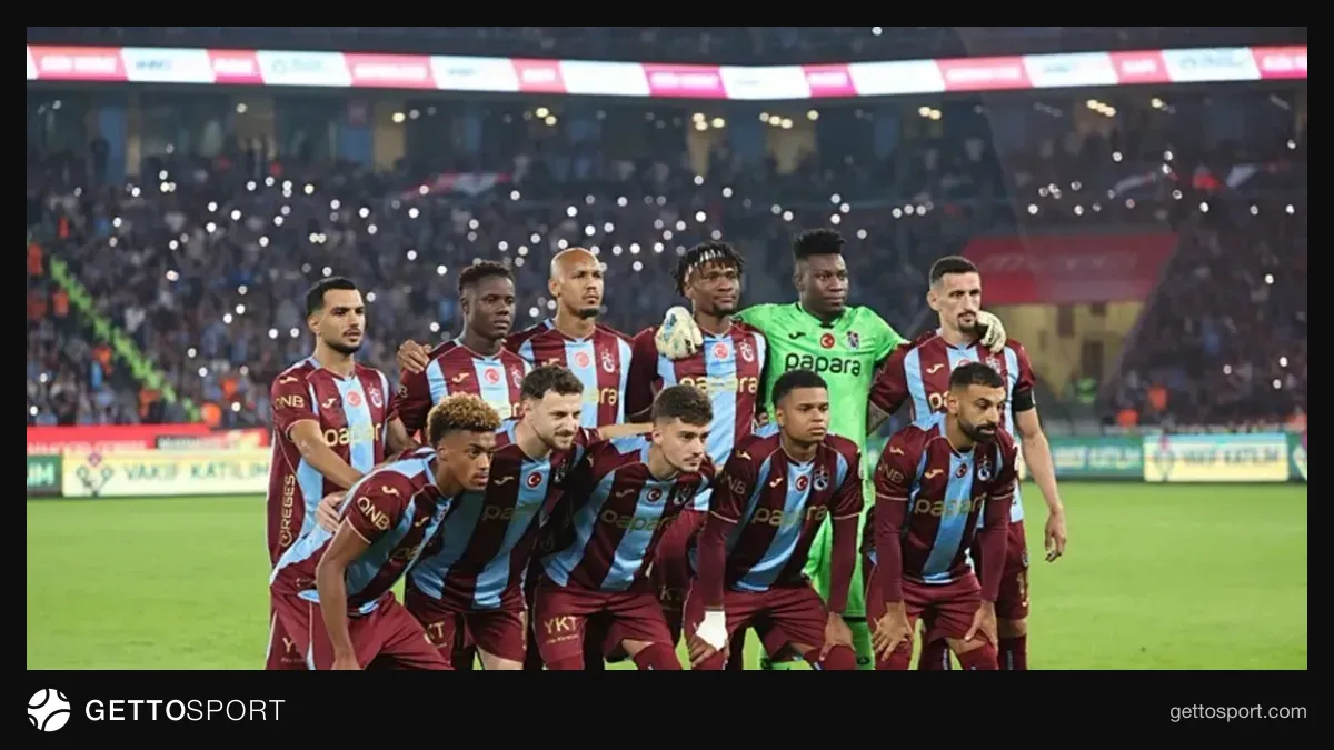 Sahada oyuncu değişikliği yapan bir Süper Lig takımı teknik direktörü