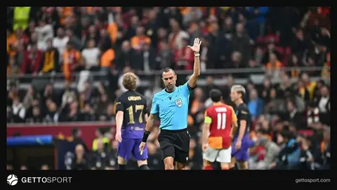 Galatasaray oyuncularının köşe vuruşu sırasında VAR incelemesi yapılıyor