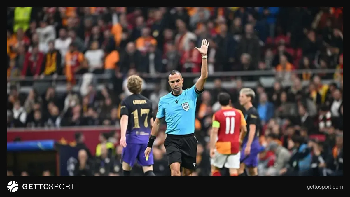 Galatasaray oyuncularının köşe vuruşu sırasında VAR incelemesi yapılıyor