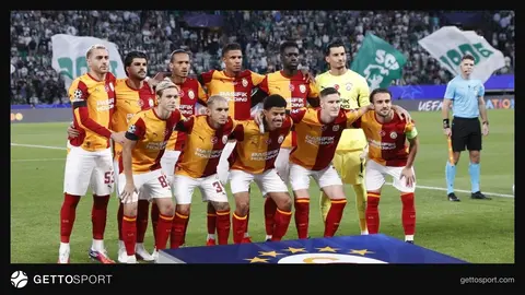 Galatasaray futbol takımı oyuncuları maç öncesi saha kenarında konuşuyor