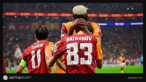 Pierre Mauroy Stadı önünde Lille ve Galatasaray forması giymiş futbolcuların görüntüsü