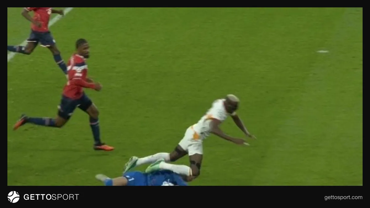 Galatasaraylı Victor Osimhen ceza sahasında yerde kalırken hakem bahane ediyor