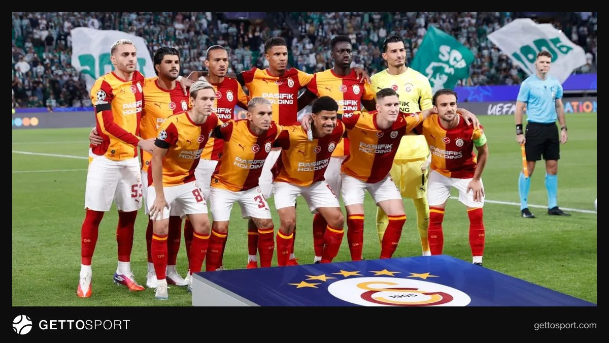 Galatasaray Divan Kurulu toplantısında konuşan üye ve kulüp arması