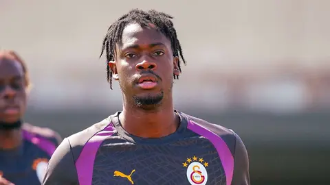 Galatasaray forması giyen El Chadaille Bitshiabu sahada