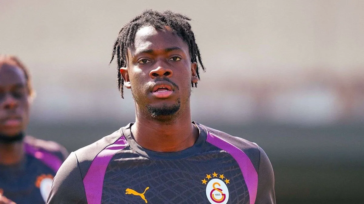 Galatasaray forması giyen El Chadaille Bitshiabu sahada