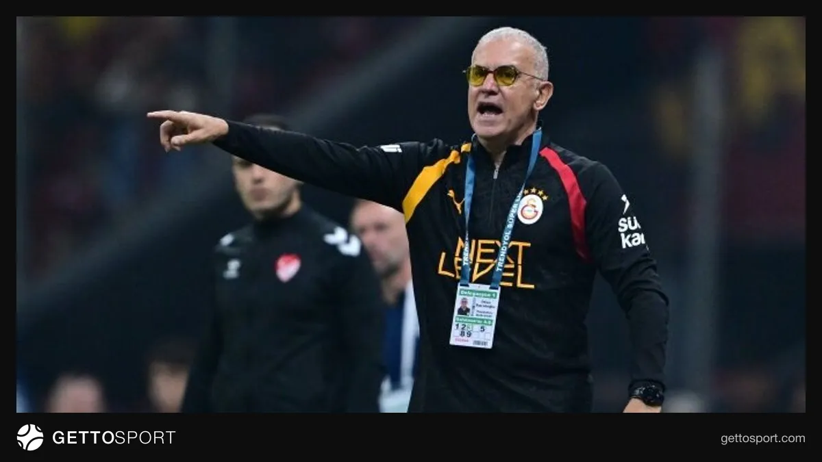 İrfan Saraloğlu maçta talimat verirken, arka planda Galatasaray forması