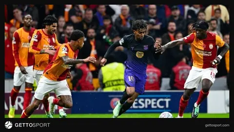 Galatasaraylı ve Barcelona oyuncularının Şampiyonlar Ligi maçında mücadele anı