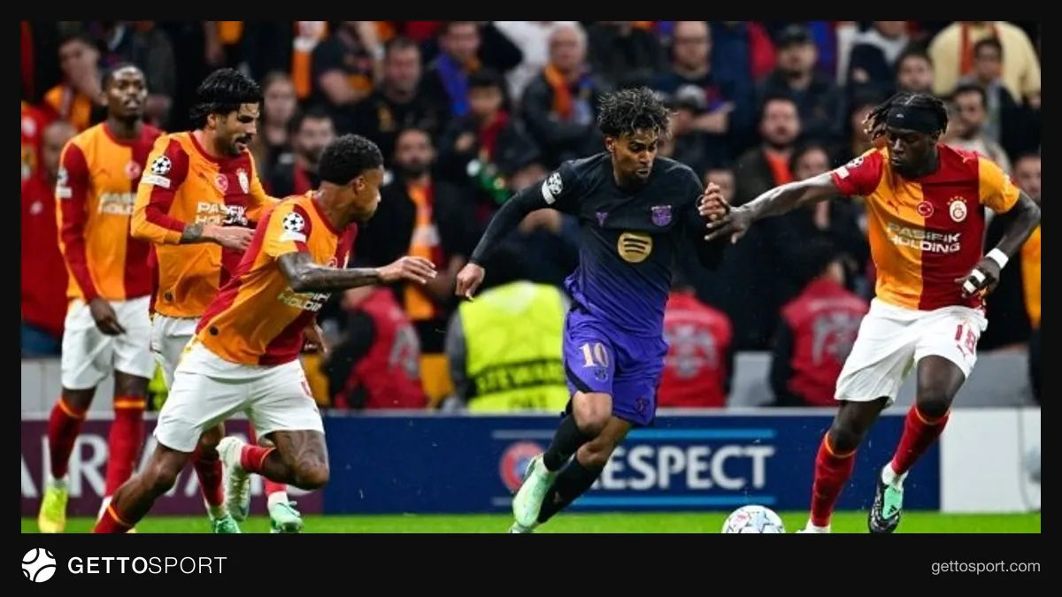 Galatasaraylı ve Barcelona oyuncularının Şampiyonlar Ligi maçında mücadele anı