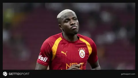 Galatasaray oyuncuları ısınma çalışması yaparken, stadyum zemini ve taraftarlar