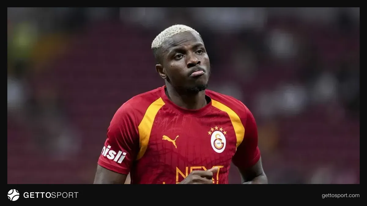 Galatasaray oyuncuları ısınma çalışması yaparken, stadyum zemini ve taraftarlar
