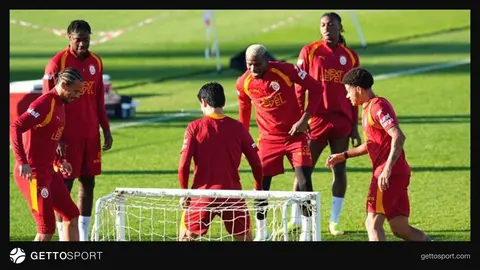 Galatasaray formasıyla stadyum önünde hazırlık antrenmanı