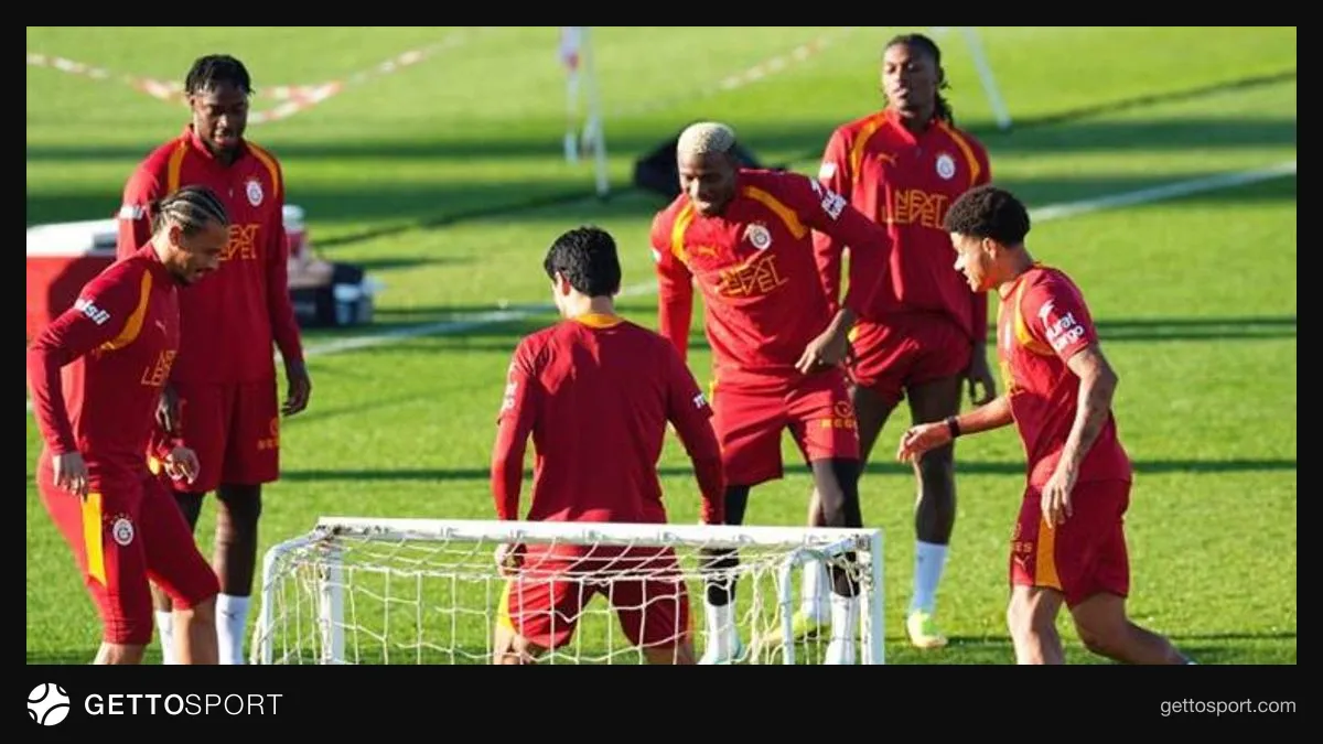 Galatasaray formasıyla stadyum önünde hazırlık antrenmanı