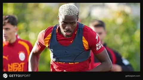 Galatasaray teknik direktörü Okan Buruk saha kenarında talimat verirken