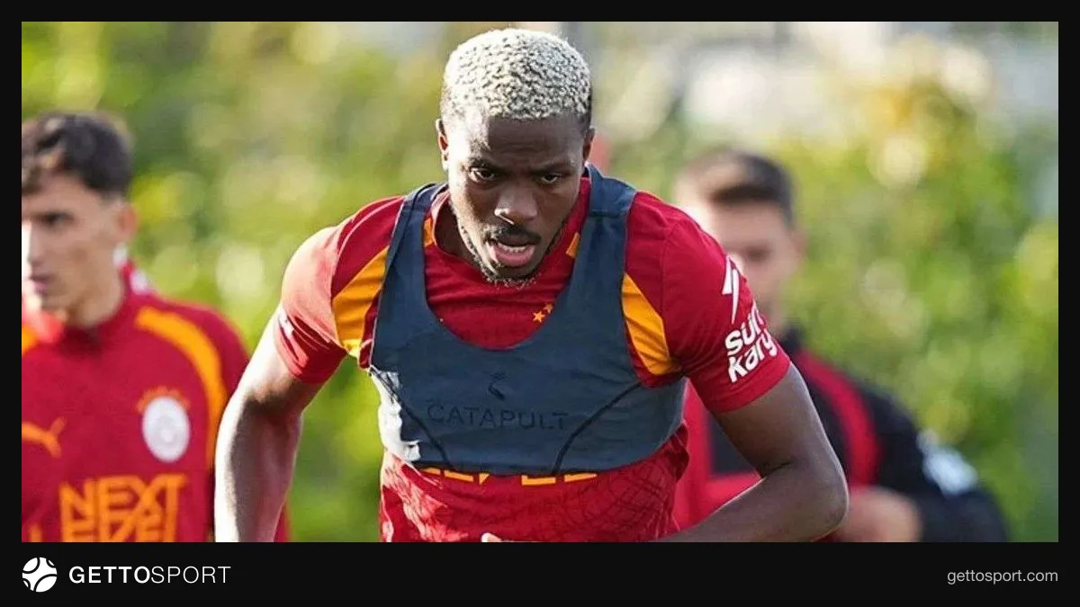 Galatasaray teknik direktörü Okan Buruk saha kenarında talimat verirken