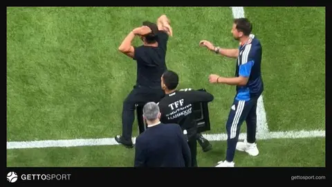 Maç sırasında saha kenarında sinirli görünen Emre Belözoğlu