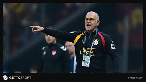 Galatasaraylı futbolcular gol sevinci yaşarken, sahadaki görüntü