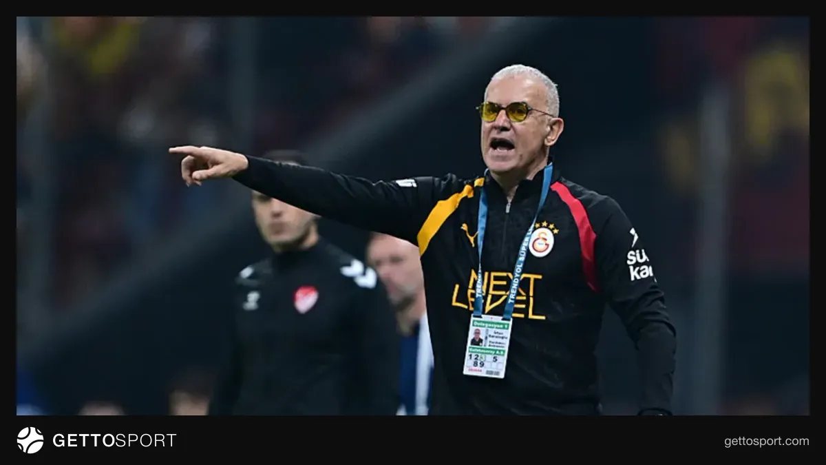 Galatasaraylı futbolcular gol sevinci yaşarken, sahadaki görüntü