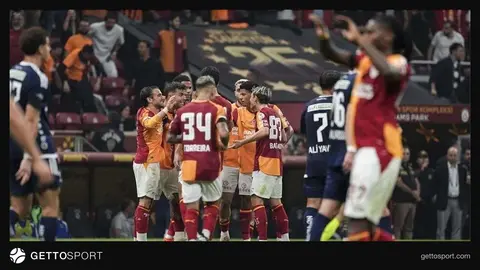 Galatasaraylı oyuncular gol sonrası sevinci, tribünler ve sahada kutlama